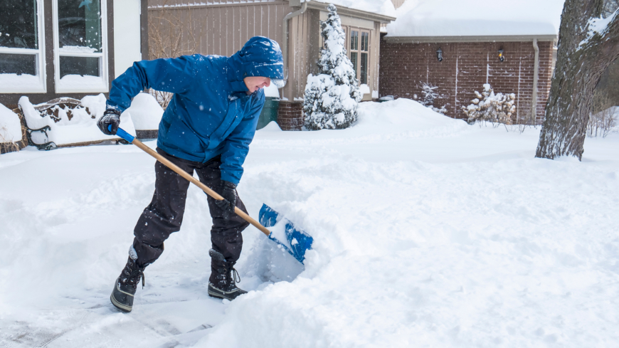 Snöskottning innebär statiskt arbete med armarna i kall väderlek. Det gör att kranskärlen drar ihop sig och belastningen på hjärtat ökar. Foto: Shutterstock